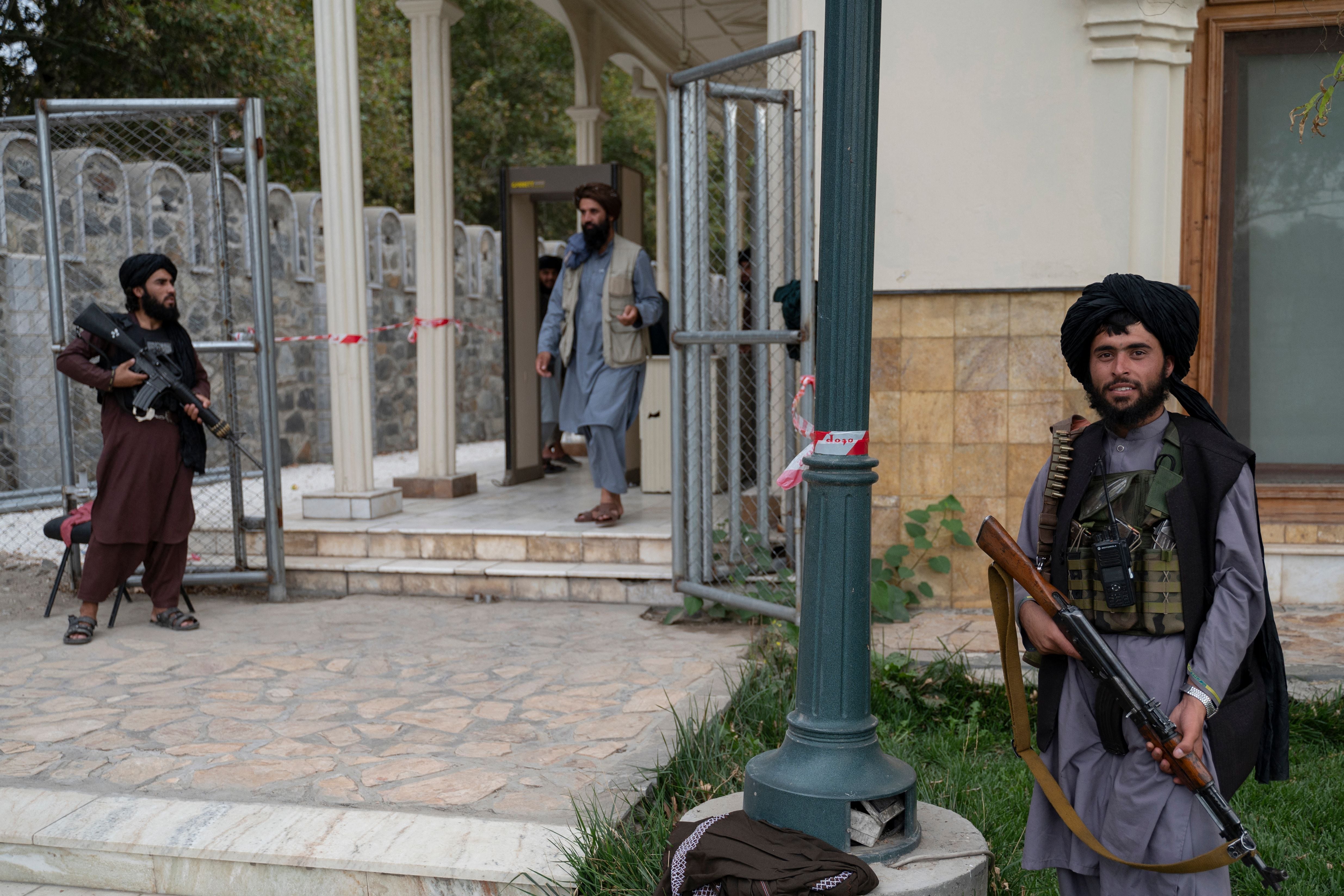 Combatientes talibanes hacen guardia durante una reunión oficial del primer ministro de Afganistán.