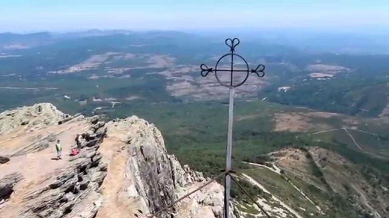 La cima de la Peña, objetivo cumplido para la romería