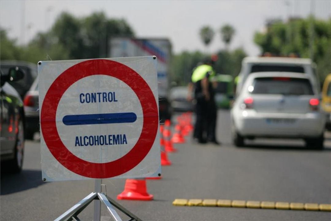 La Policía Local de Monóvar durante los controles de alcoholemia.