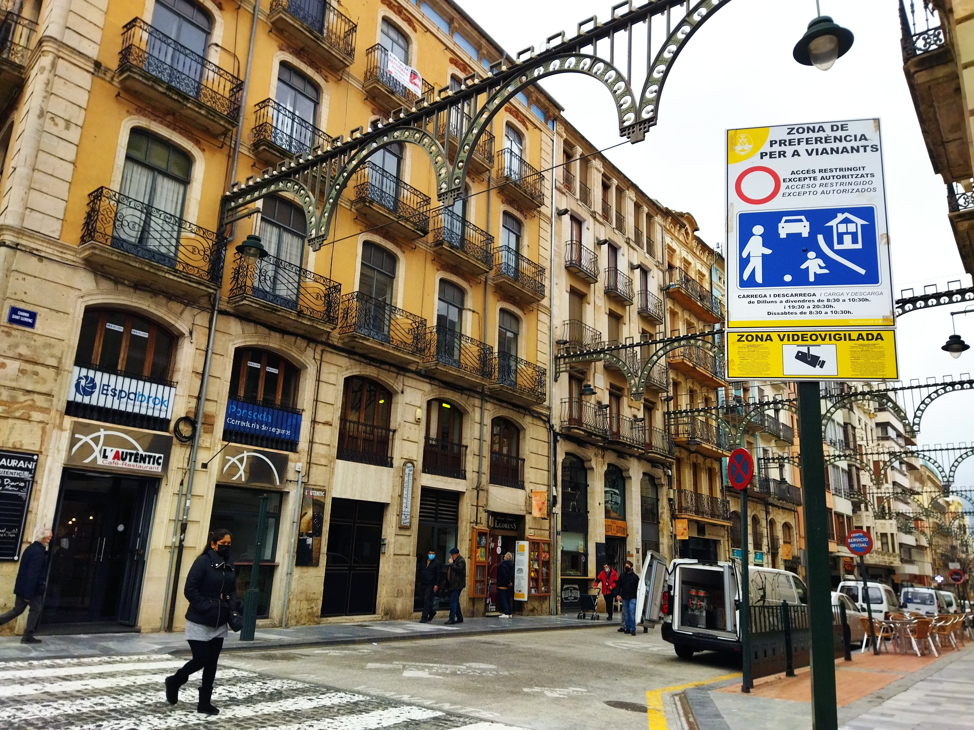 Una señal en la calle San Lorenzo informa de la limitación en el acceso de vehículos a esta área peatonalizada.
