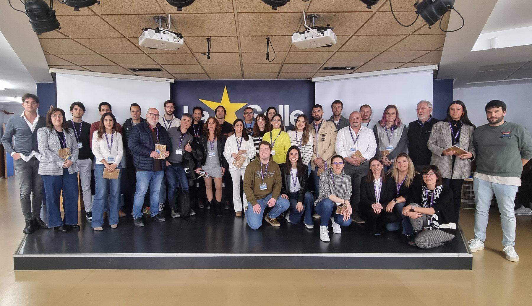 Porfessionals participants en la Fira de les Professions junt al director de La Salle, Marc Segura