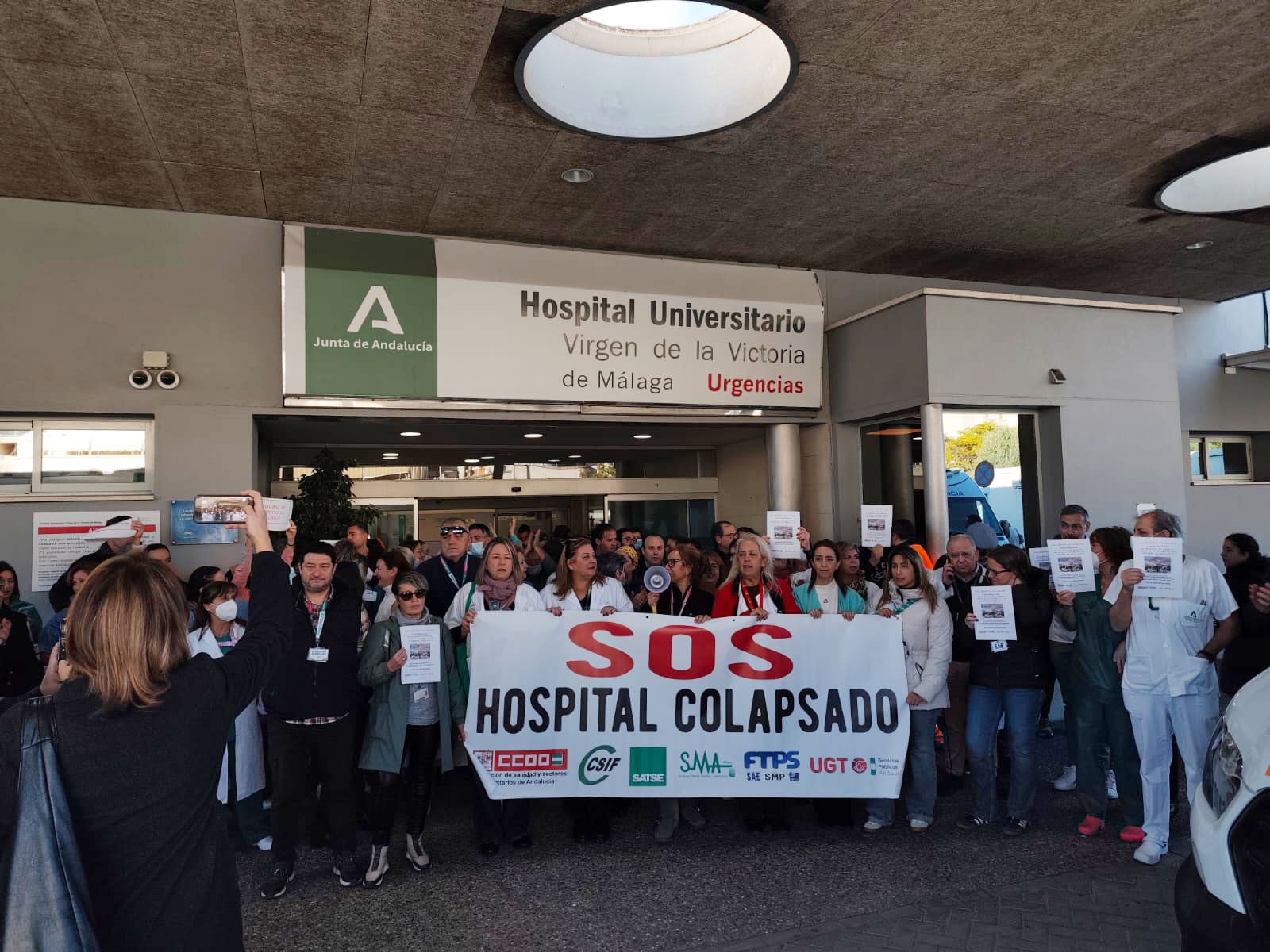 Junta de Personal y trabajadores del Hospital Clínico se ha concentrado hoy ante las Urgencias del centro