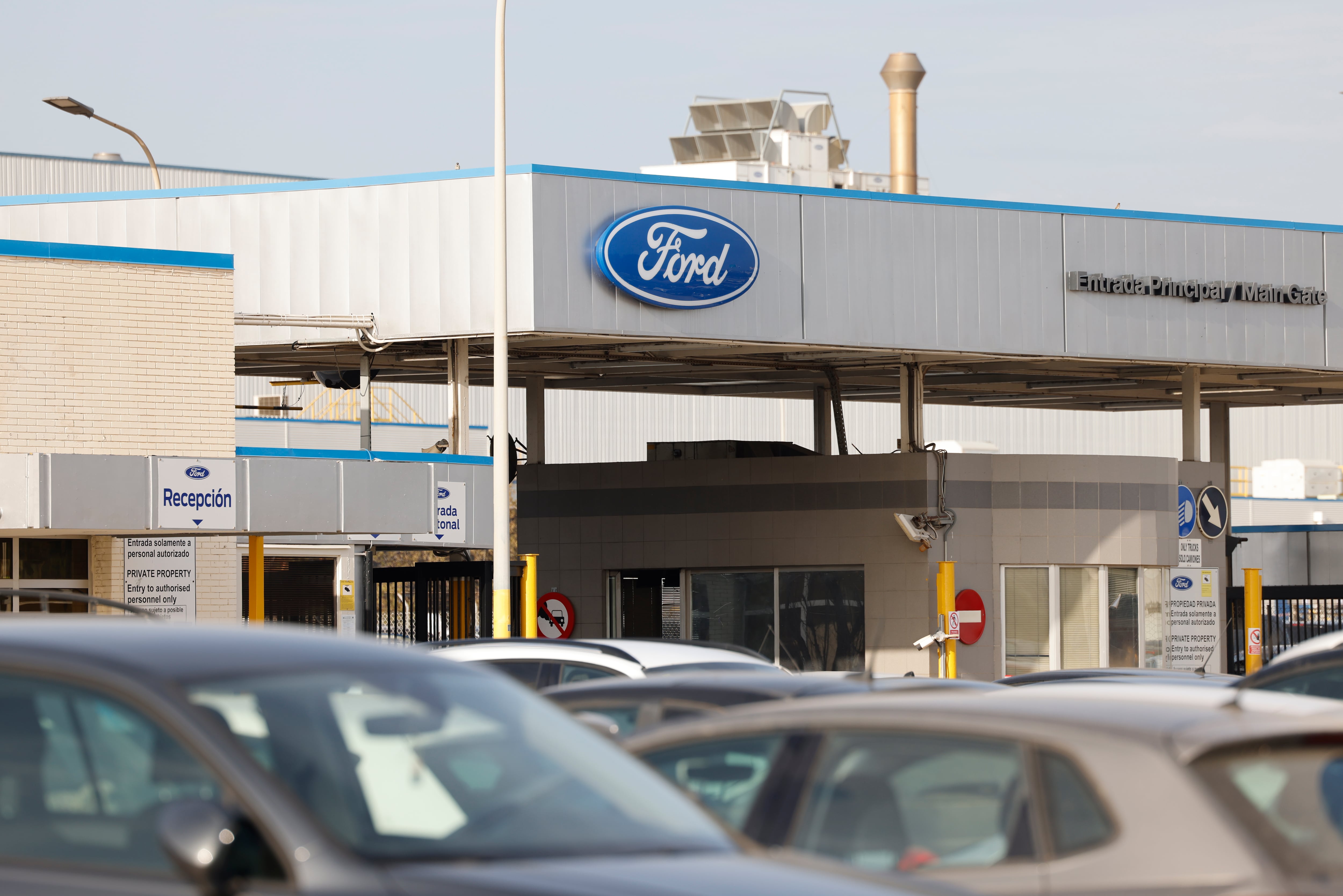 Vista del exterior de la factoría Ford en Almussafes (Valencia), que retoma a partir de este lunes los dos turnos de producción de vehículos tras finalizar el expediente de regulación temporal de empleo (ERTE) por fuerza mayor que viene aplicando desde la dana del pasado 29 de octubre.