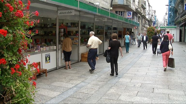 La Feria del Libro ubicada entre la calle Príncipe y Porta do Sol.