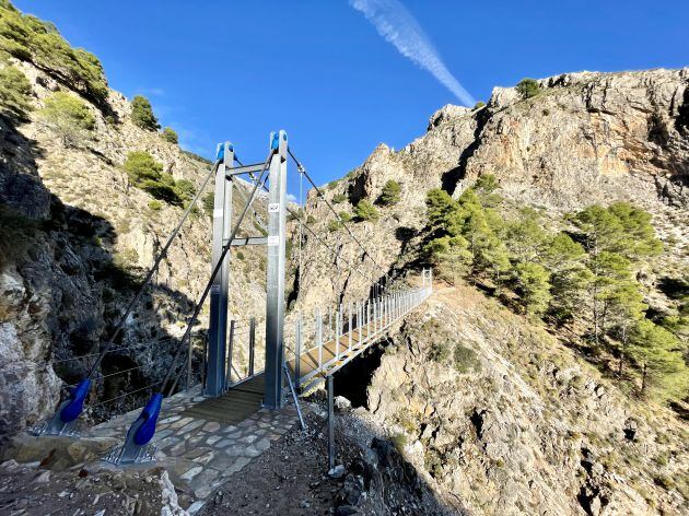 El puente desde su acceso por Canillas de Aceituno (Málaga)