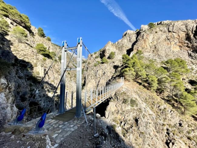El puente desde su acceso por Canillas de Aceituno (Málaga)