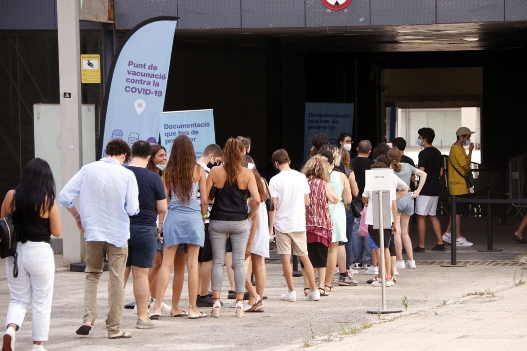 Pla obert de la cua de gent a Fira de Barcelona per vacunar-se