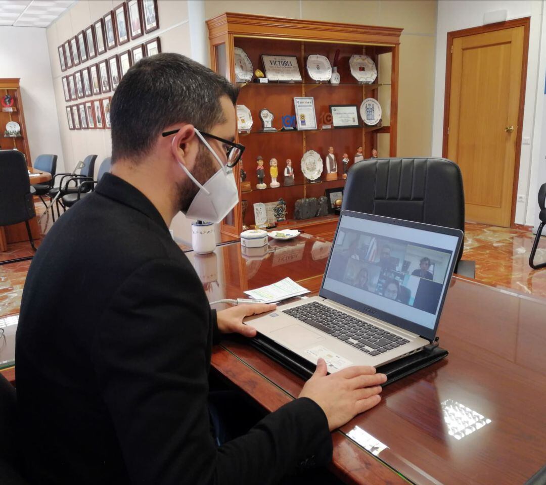 Además de esta iniciativa, en la mesa de trabajo por el sector cerámico se ha acordado también que se trabajará para que las administraciones sean más ágiles en la tramitación de permisos