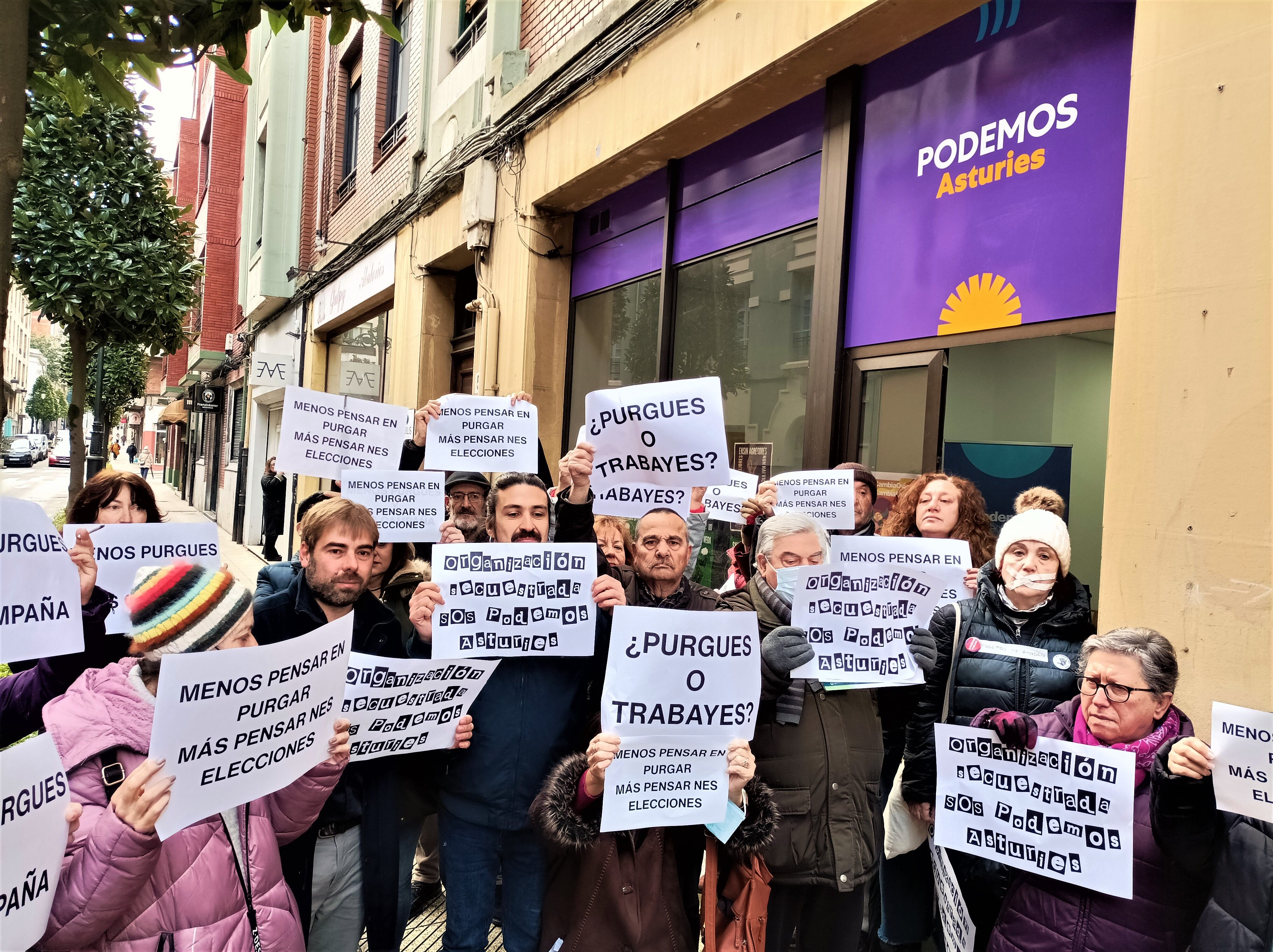 Daniel Ripa y Andrés 'Ron', arropados por una veintena de militantes ante la sede de Podemos