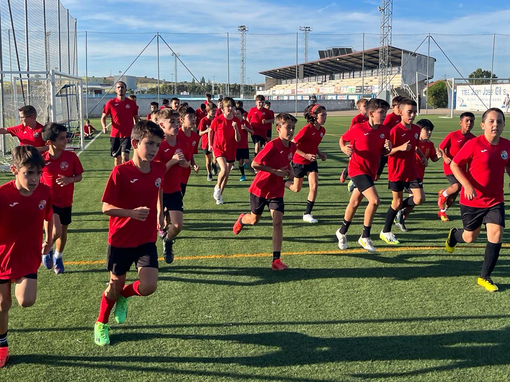 Algunos de los jugadores del Aranda Riber Gerayca durante las primeras sesiones de entrenamientos de la nueva temporada en los anexos del Juan Carlos Higuero