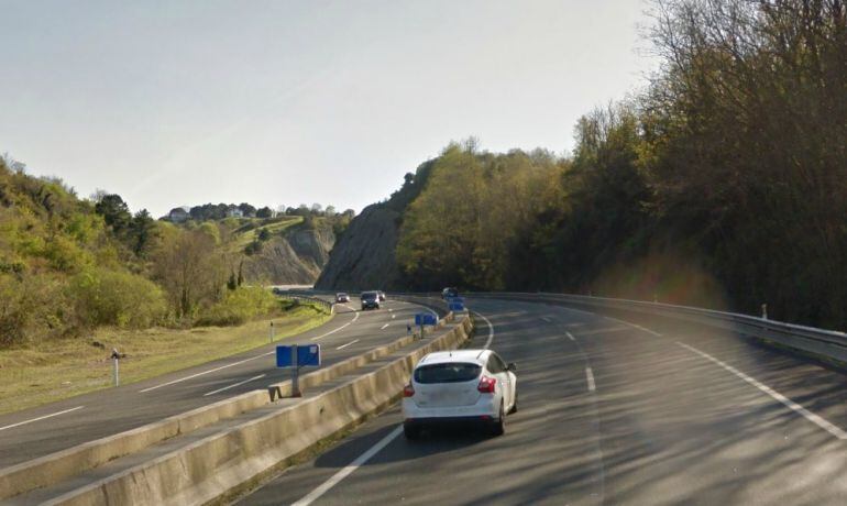Vista de la AP-8 a su paso por Zumaia.