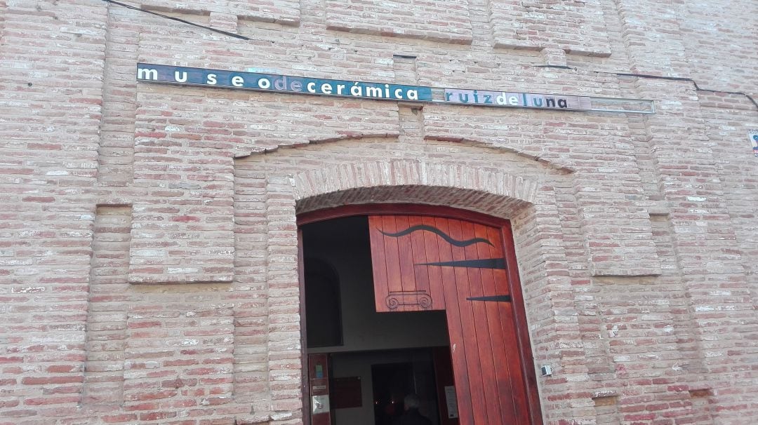 Entrada al Museo de cerámica &#039;Ruiz de Luna&#039;