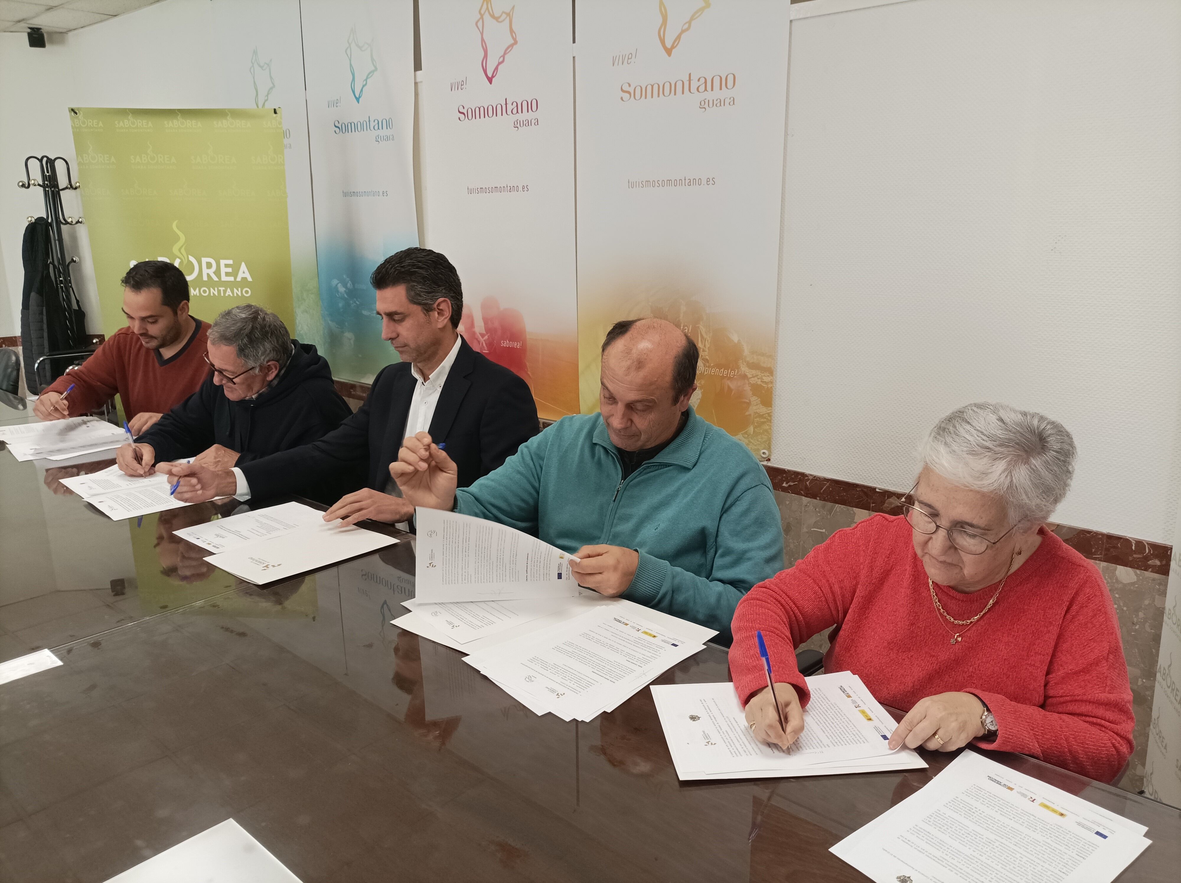 El presidente de la comarca y los alcaldes firman el convenio. Foto: Comarca de Somontano