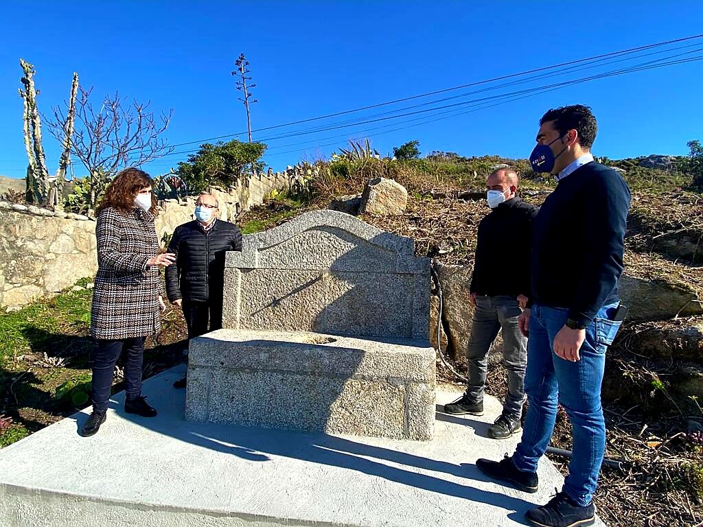 El delegado territorial, Luis López, y el director del Instituto de Estudios del Territorio, Enrique de Salvador, visitaron esta viernes las mejoras ejecutadas en fuentes, lavaderos y casas de Tui y Oia