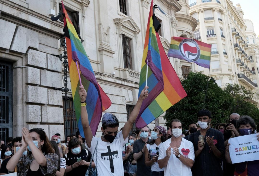 Varias entidades LGTB de Valencia, han convocado una concentración en la Plaza del Ayuntamiento de la ciudad en repulsa por la muerte de Samuel Luiz, de 24 años, ocurrido en Coruña.