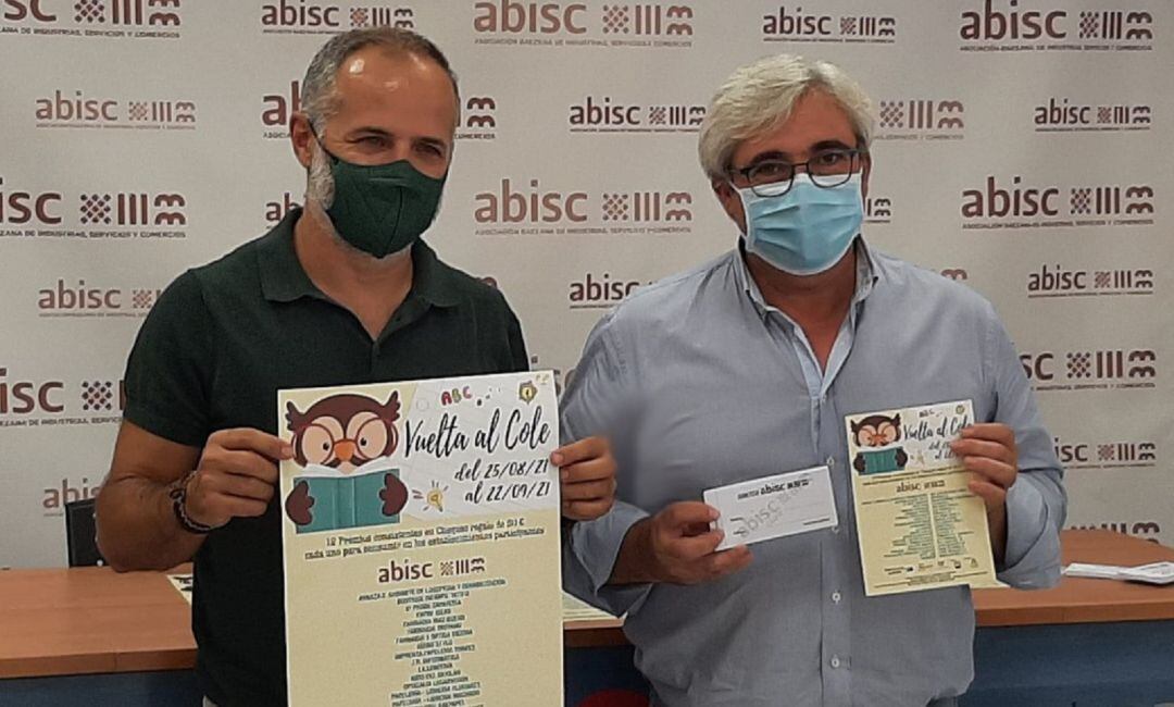 La campaña se llama ‘vuelta al cole 2021’ y ha sido presentada por Bartolomé Cruz, concejal de Comercio y Juan Pedro Moreno, vice presidente de ABISC