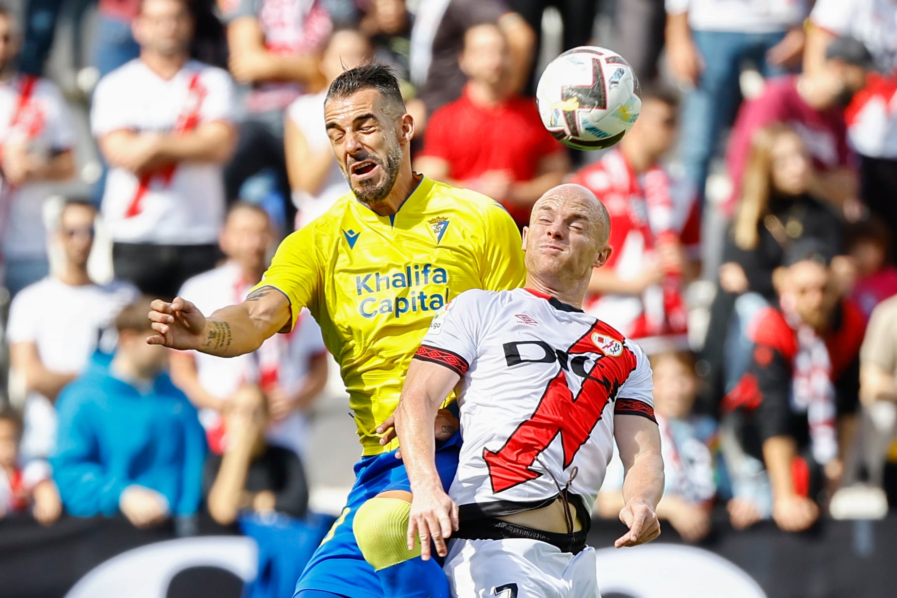 MADRID, 22/10/2022.- El mediapunta del Rayo Vallecano Isi Palazón (d) lucha por el balón con A. Negredo, delantero del Cádiz, durante el partido de LaLiga entre el Rayo Vallecano y el Cádiz celebrado, este sábado, en el estadio de Vallecas en Madrid. EFE/ Sergio Pérez
