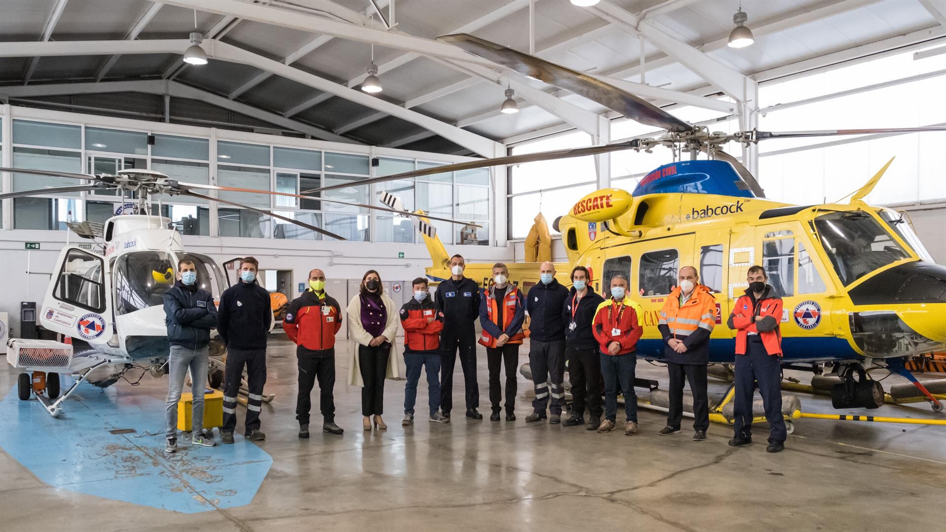 La consejera de Presidencia, Interior, Justicia y Acción Exterior, Paula Fernández, visita el hangar del helicóptero del Gobierno de Cantabria en una foto de archivo