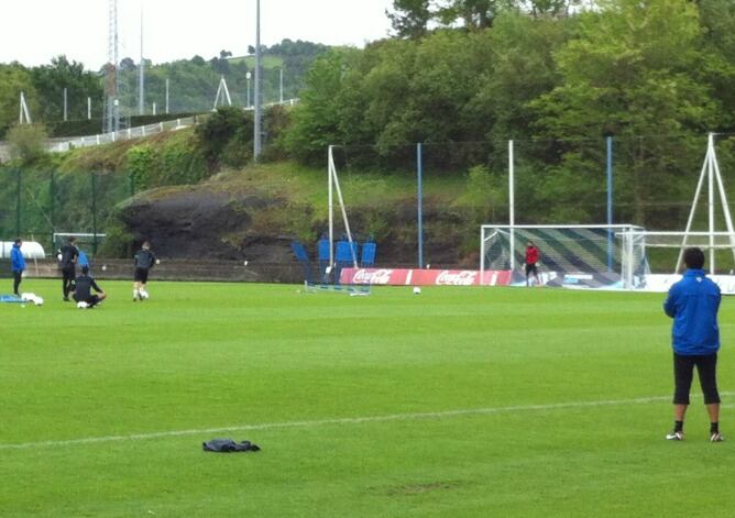 Griezmann ensaya una falta ante la atenta mirada, detrás, de Iñigo Martínez.
