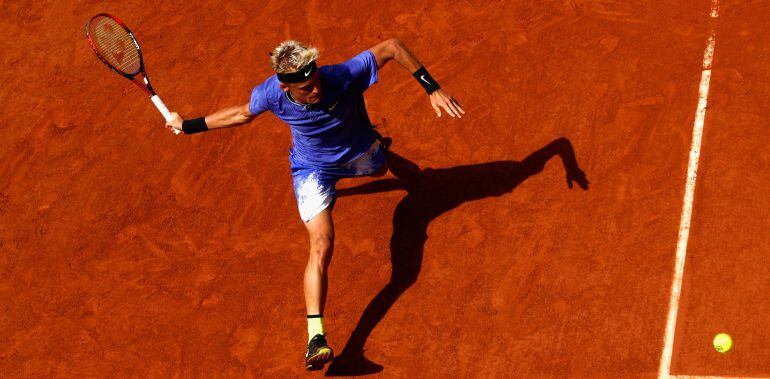 Nicola Kuhn derrapa para pegar una derecha en la final junior de Roland Garros