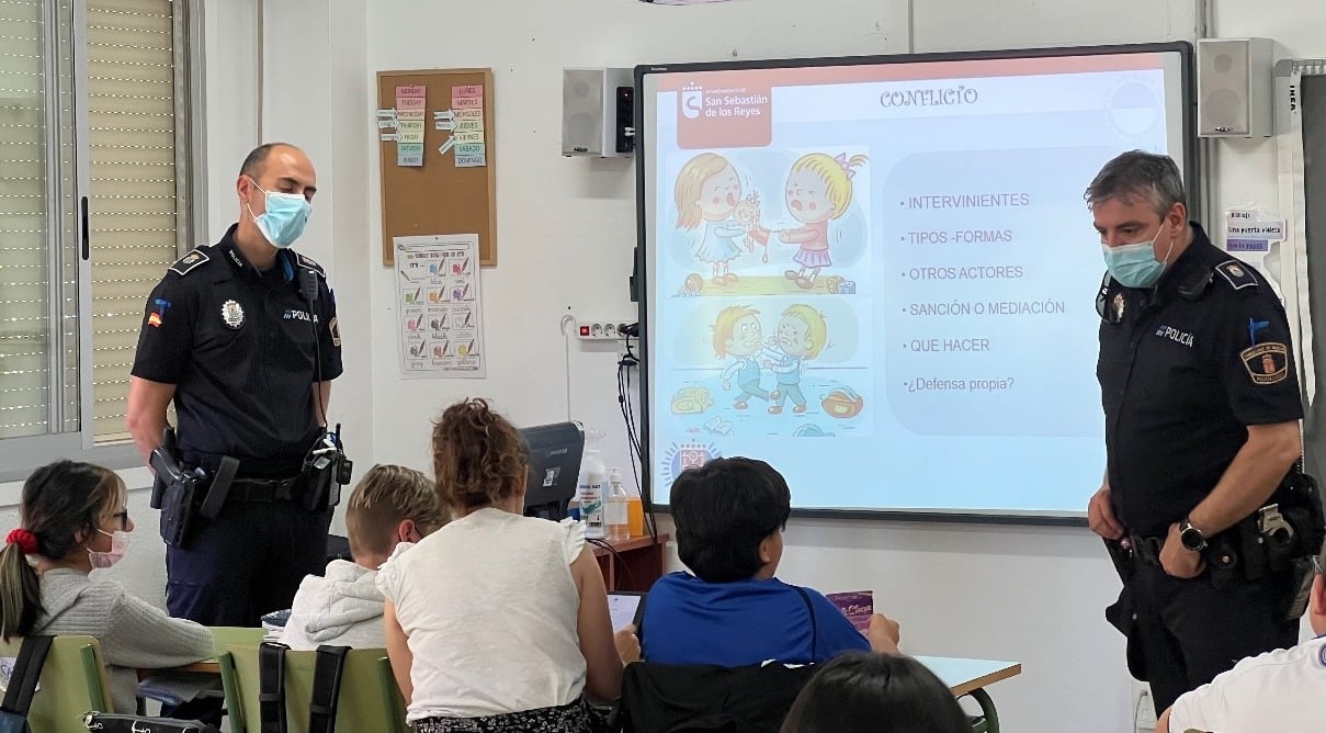 La Policía Local de Sanse impartiendo charlas a los escolares sobre acoso, ciberdelitos y bandas violentas