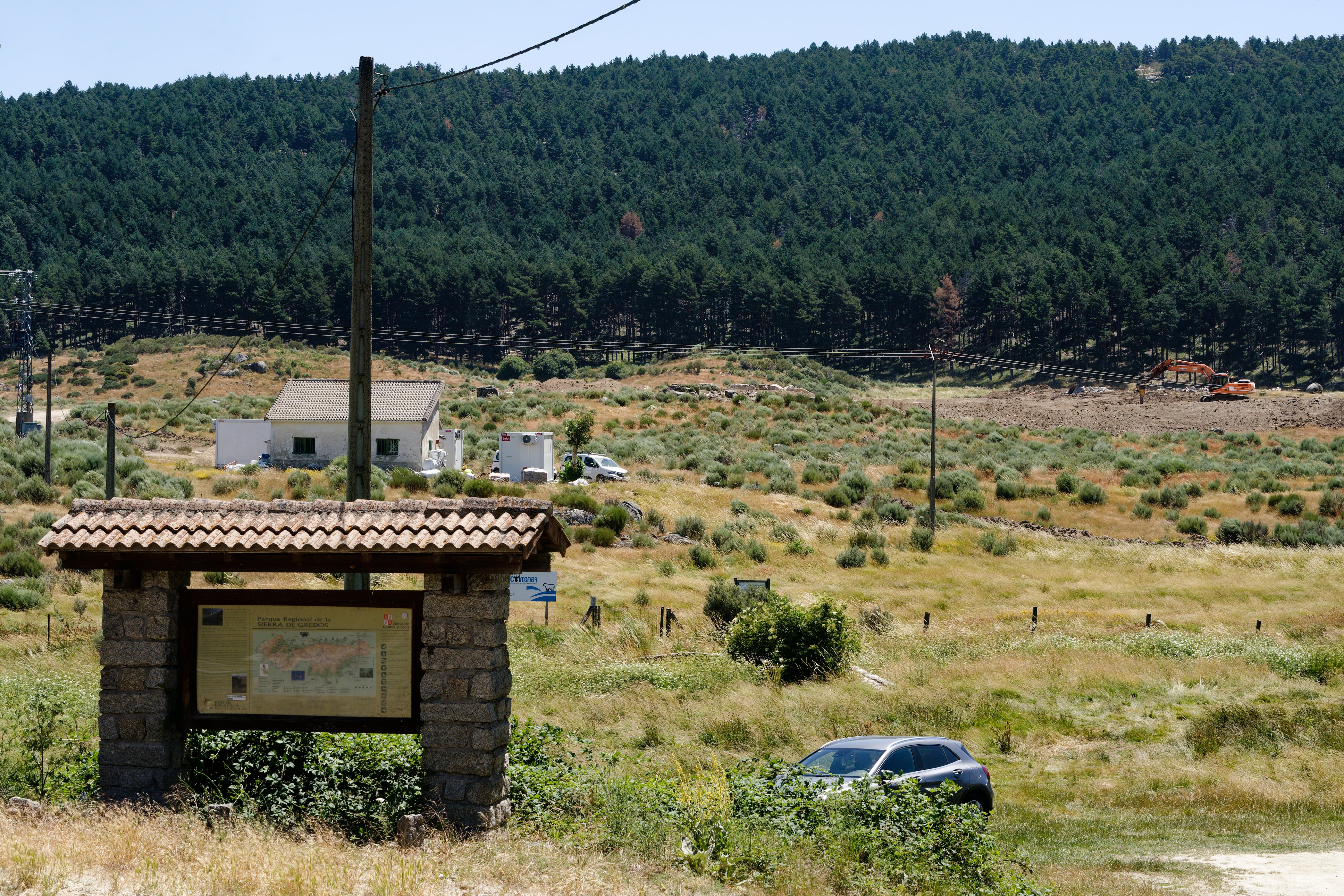 ÁVILA, 13/07/2025.- Vista general de las obras de la nueva base de la Brigada de Refuerzo en Incendios Forestales (BRIF) del Puerto del Pico. EFE/ Raúl Sanchidrián

