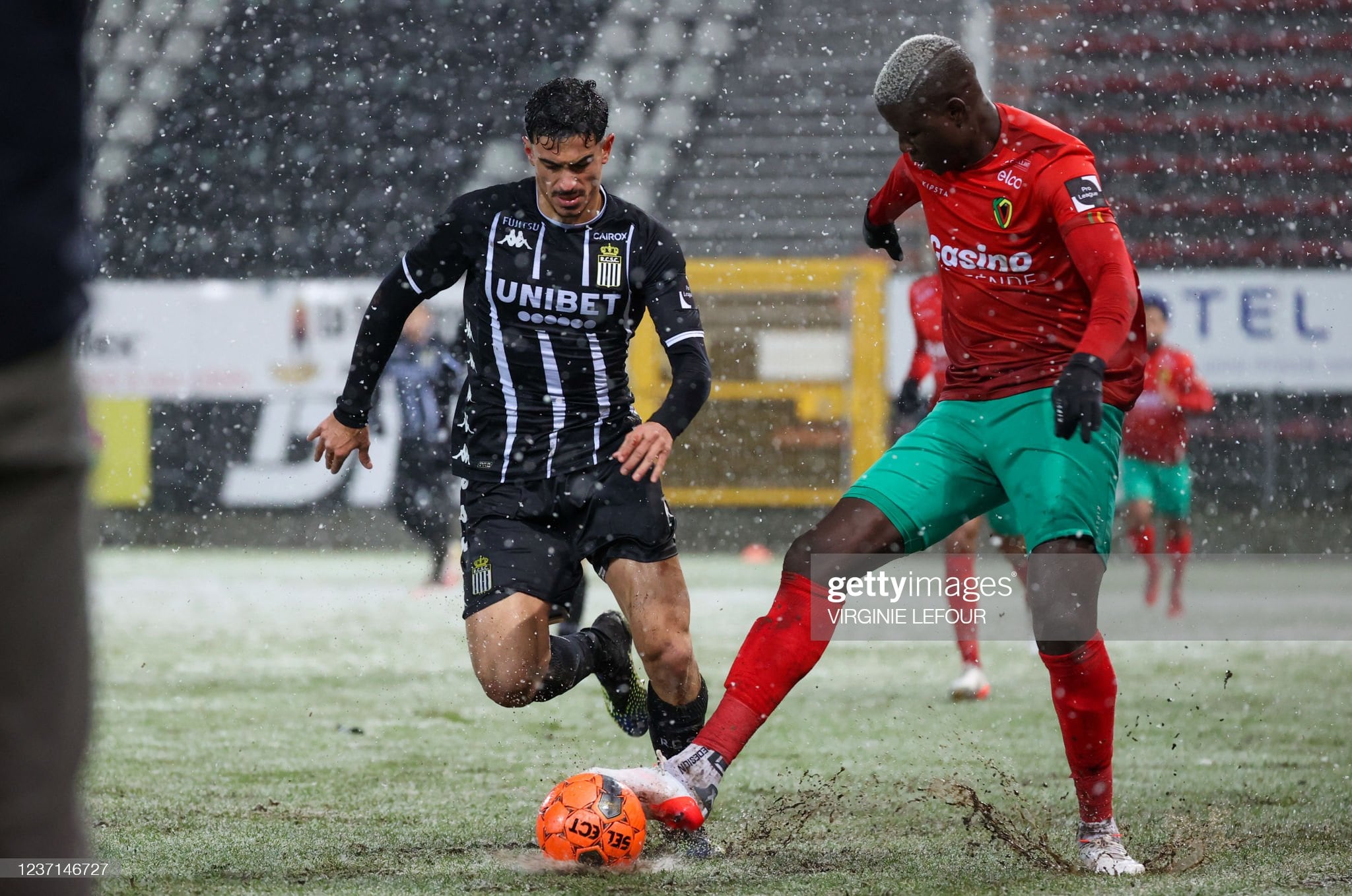 Makhtar Gueye durante un partido con el KV Oostende