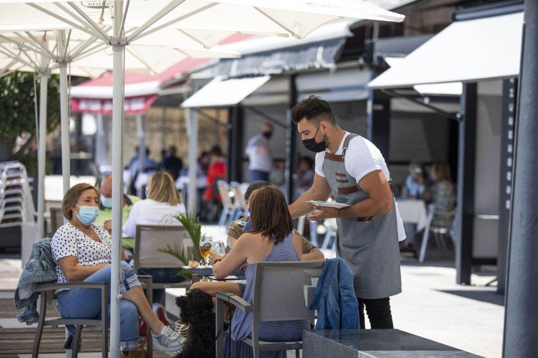 Varias personas en una terraza.