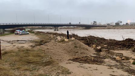 Vigilancia de los agentes en el desembocadura del Serpis