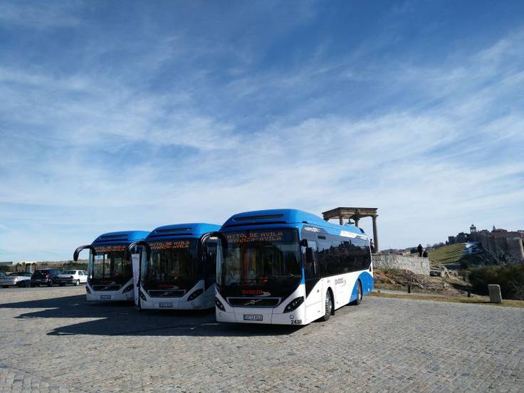 Autobuses urbanos aparcados en los Cuatro Postes