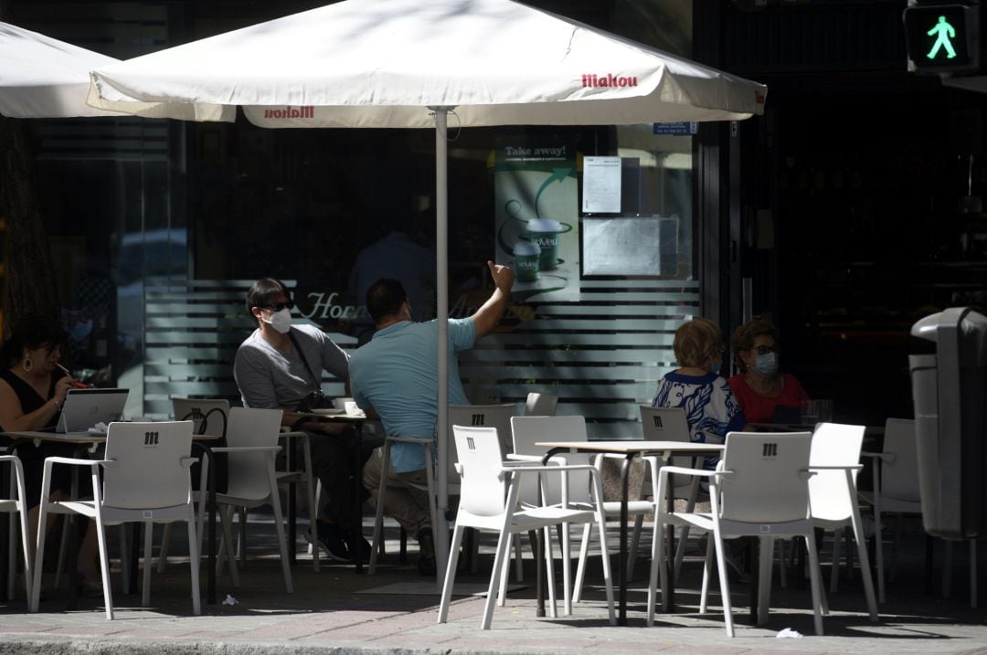 Varias personas disfrutan en una terraza