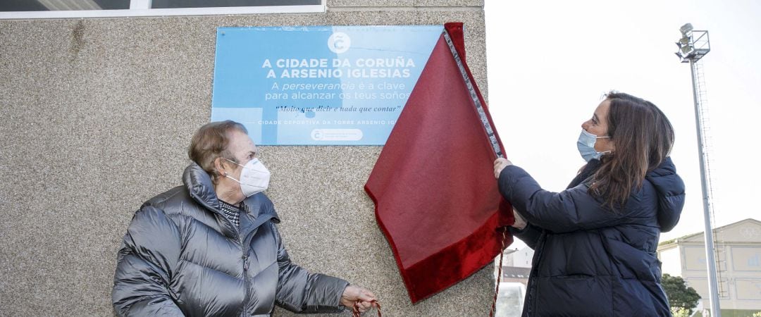 Inés Rey destapa la placa conmemorativa a Arsenio Iglesias