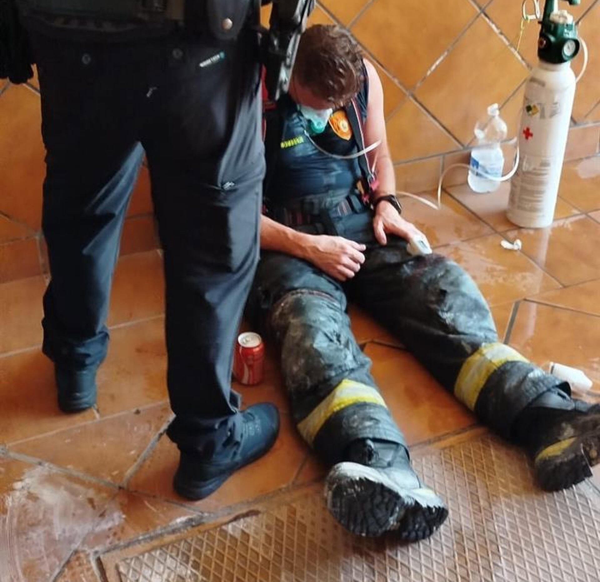 Bombero exhausto durante un servicio en Andújar.