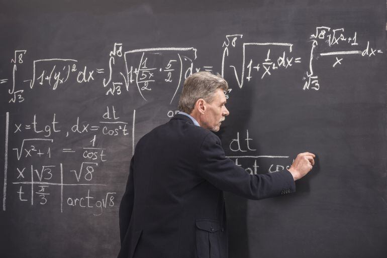 Un profesor de matemáticas, durante una clase