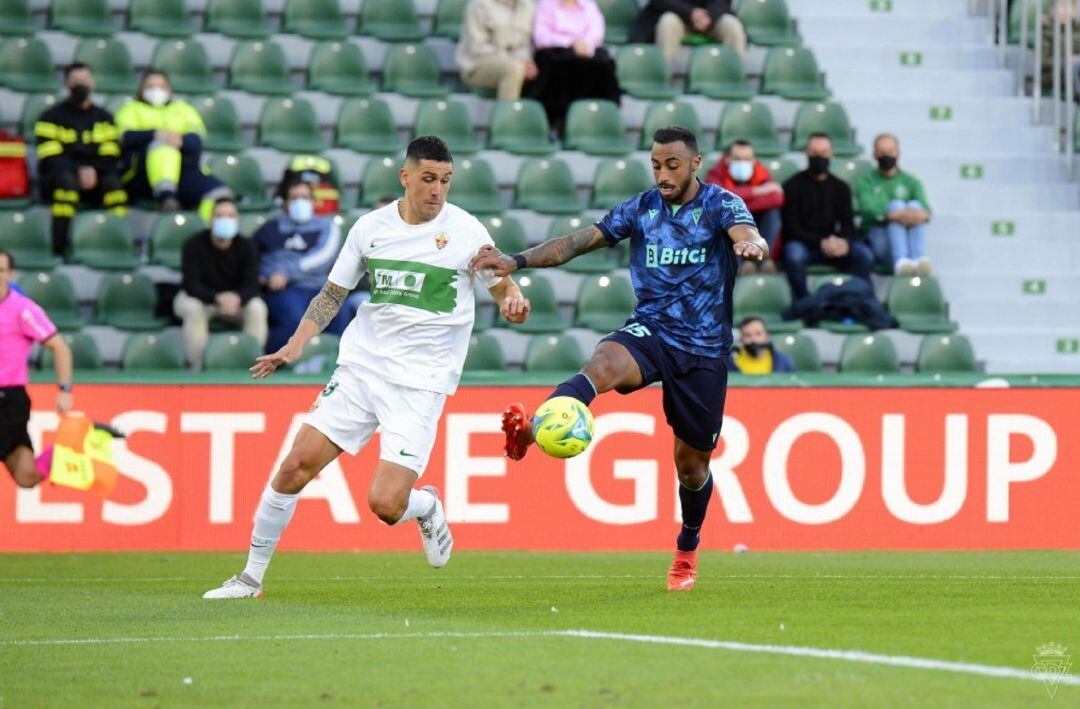 Akapo controla un balón en el partido ante el Elche.
