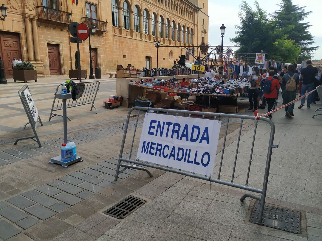 Primer día de mercadillo textil en Soria