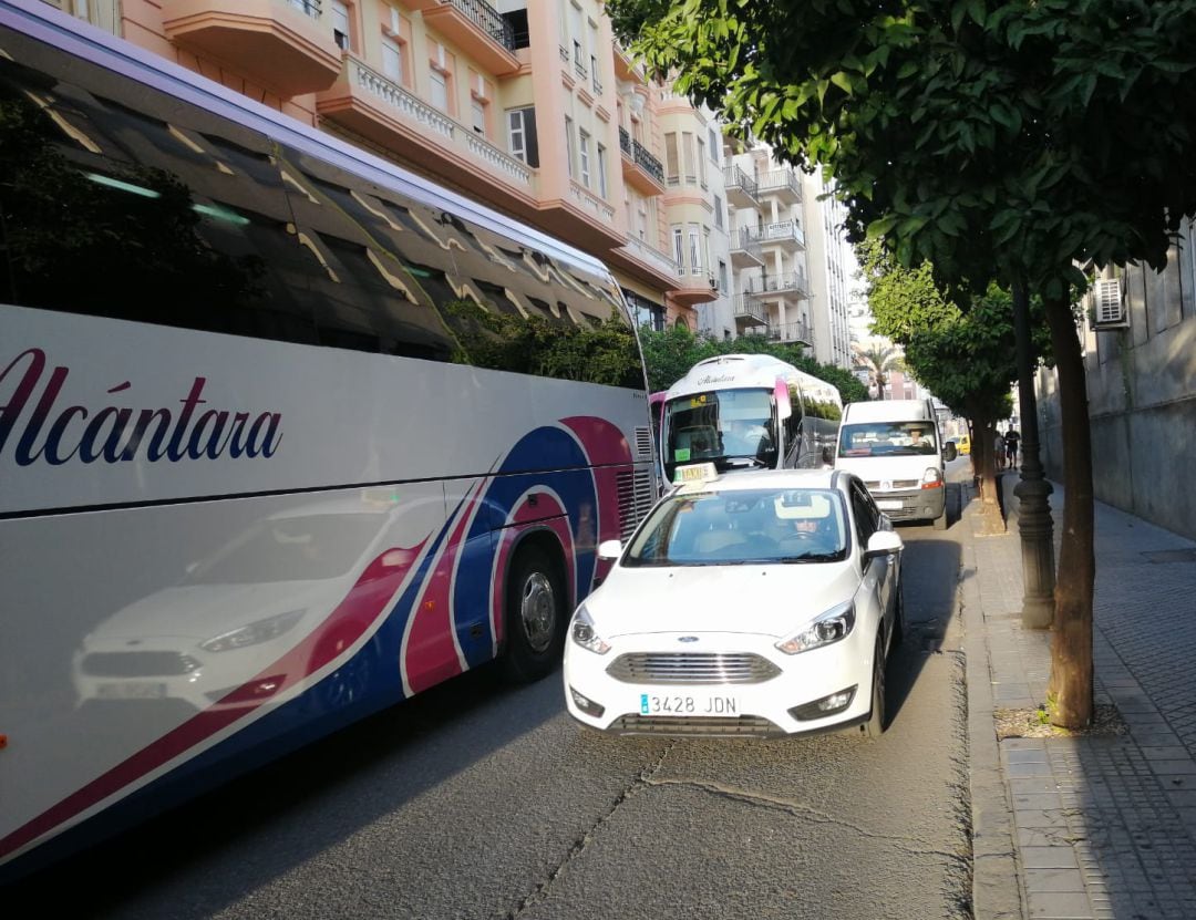 Autobuses escolares en Claudio Marcelo, esta mañana.