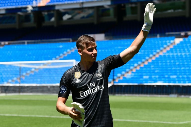 Andriy Lunin en su presentación en el Santiago Bernabeu