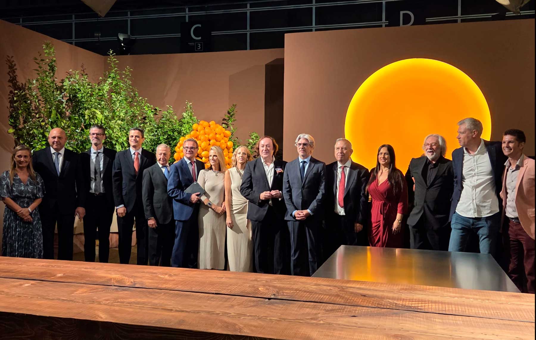 La comitiva oficial durante su visita a las instalaciones de la Feria Textilhogar con el secretario autonómico Felipe Carrasco al frente