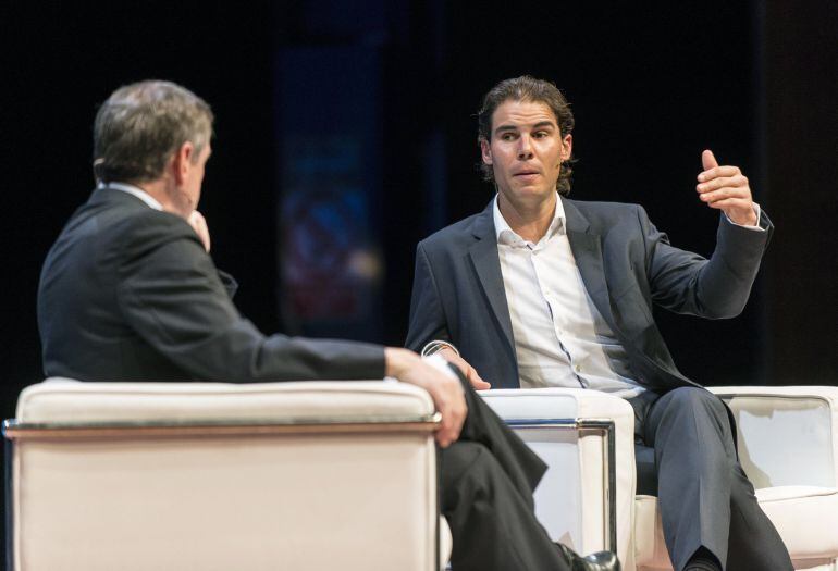 GRA356. PALMA DE MALLORCA, 09/11/2015.- El tenista Rafa Nadal participa en un encuentro organizado por el Banco de Sabadell para clientes de la entidad, hoy en el Auditorium de Palma de Mallorca. EFE/Cati Cladera