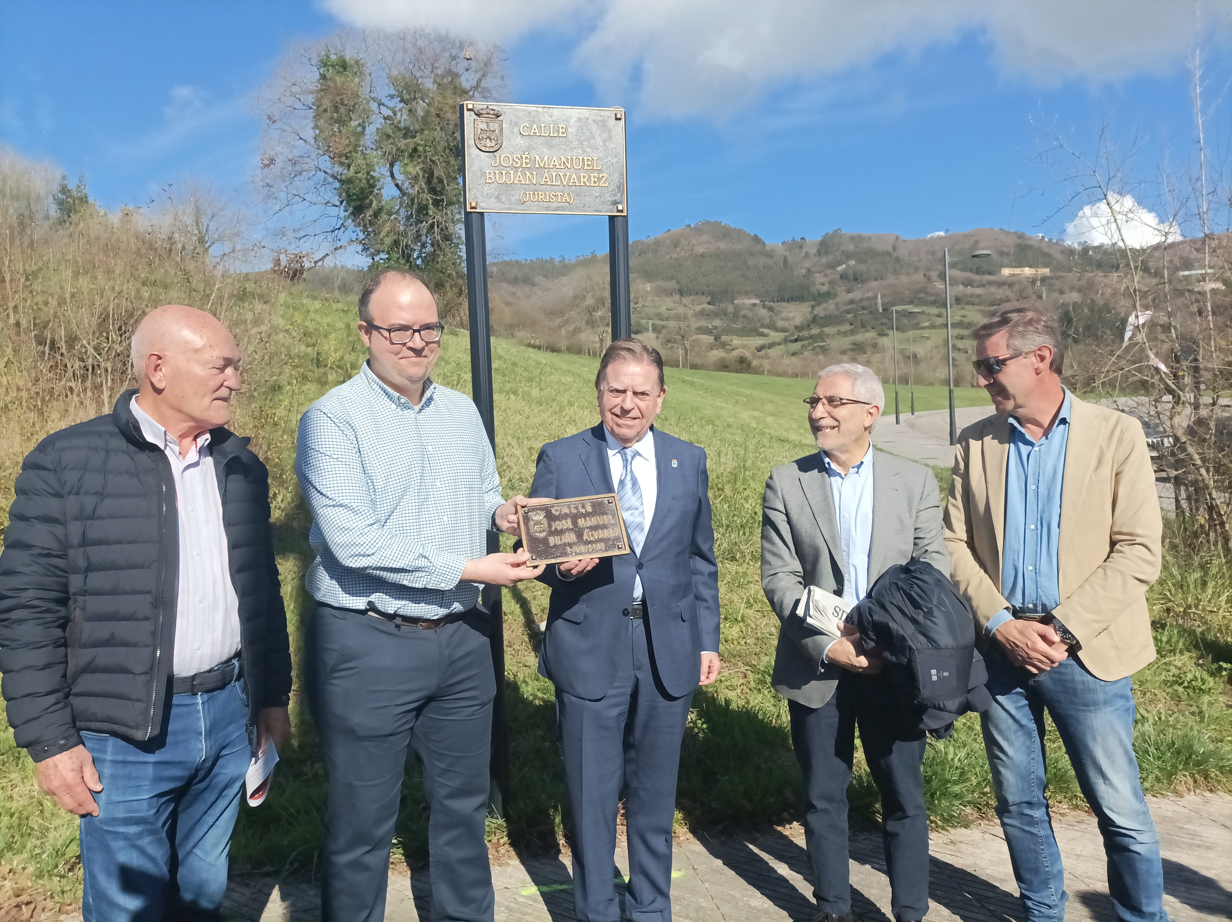 Inauguración de la calle José Manuel Buján en Oviedo. De izq. a dcha.: Juventino Montes, presidente de la Fundación Juan Muñiz Zapico; Sergio Buján, hijo del homenajeado, José Manuel Buján; Alfredo Canteli, alcalde de Oviedo; Gaspar Llamazares, portavoz municipal de IU; y Carlos Fernández Llaneza, portavoz municipal del PSOE.