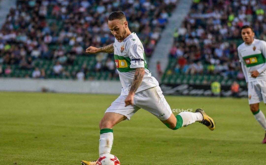 Iván Sánchez se dispone a rematar en un partido con el Elche