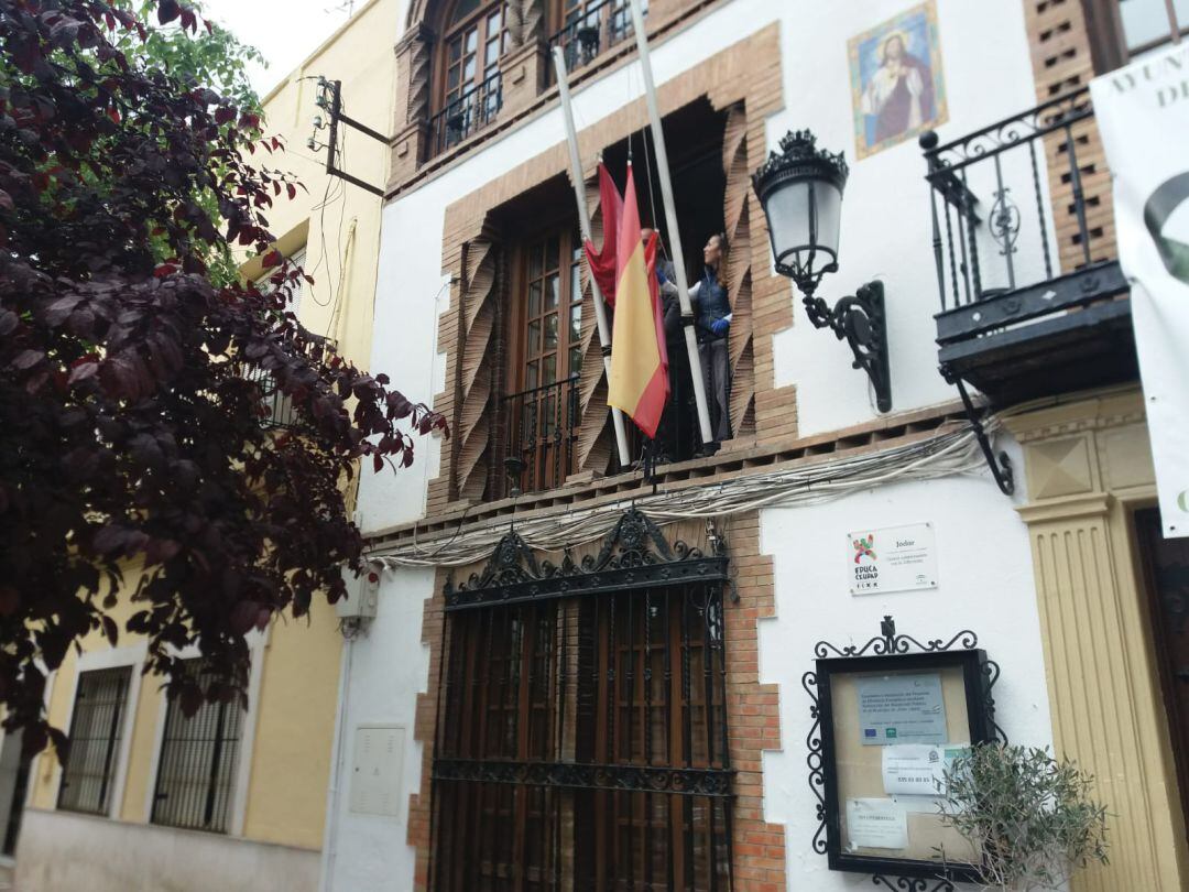 Trabajadores municipales sitúan las banderas a media asta