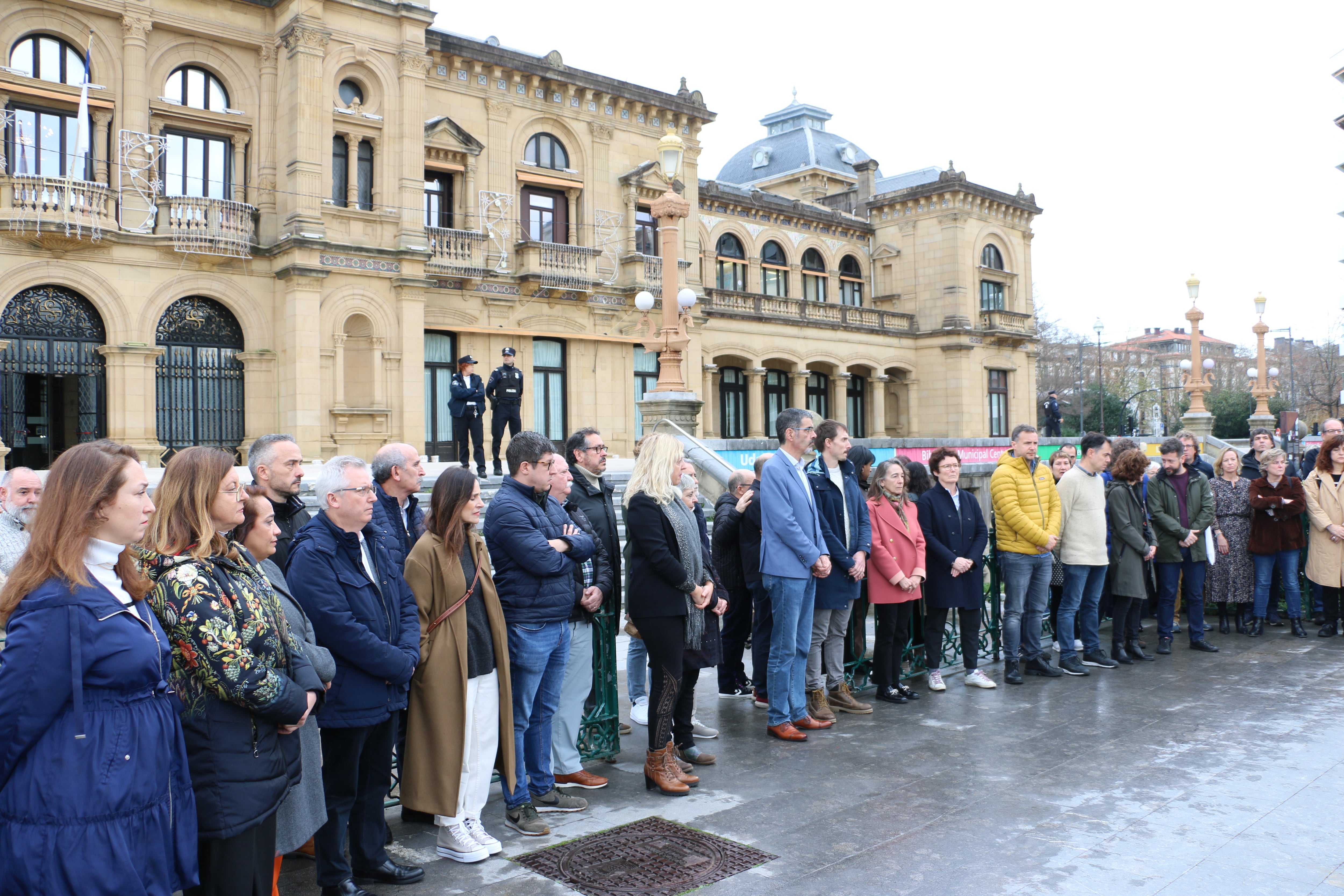 Concentración de repulsa por el crimen de la Plaza de Okendo, en la que falleció el joven Lukas Agirre / Foto: Ayuntamiento de San Sebastián