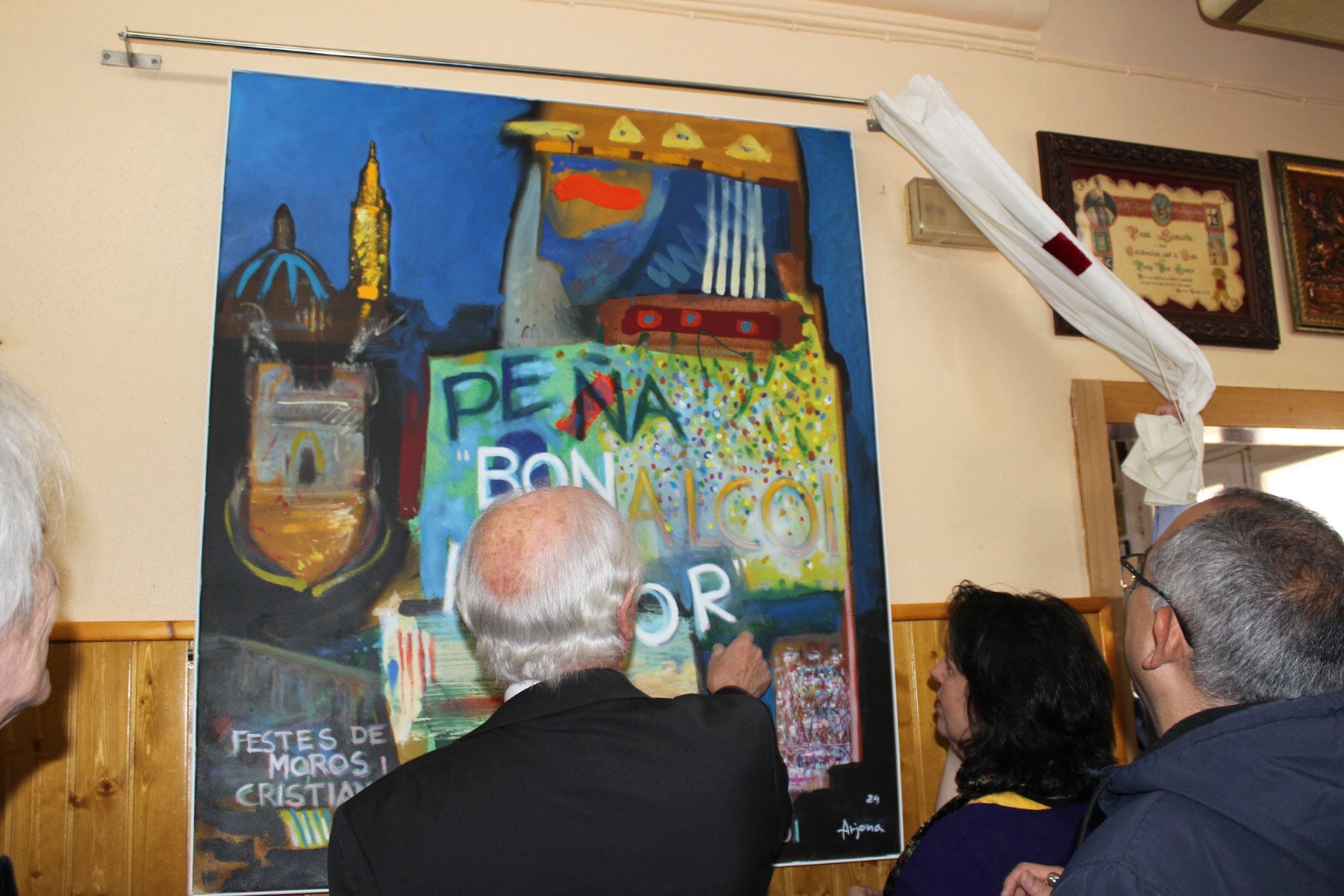 Un instante del descubrimiento del cartel de Manolo Solbes Arjona