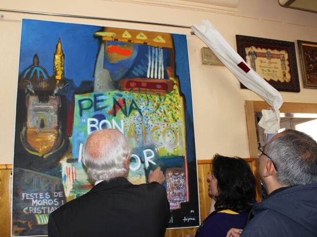 Un instante del descubrimiento del cartel de Manolo Solbes Arjona