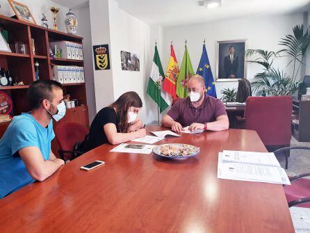 Momento de la firma del contrato entre el alcalde de Bedmar y Garciez, Pablo Ruiz, y la representante de la empresa adjudicataria, Almudena Chamorro