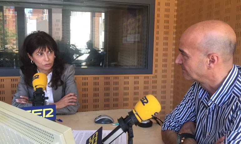 Ana Redondo es entrevistada por Carlos Flores en los estudios de Radio Valladolid