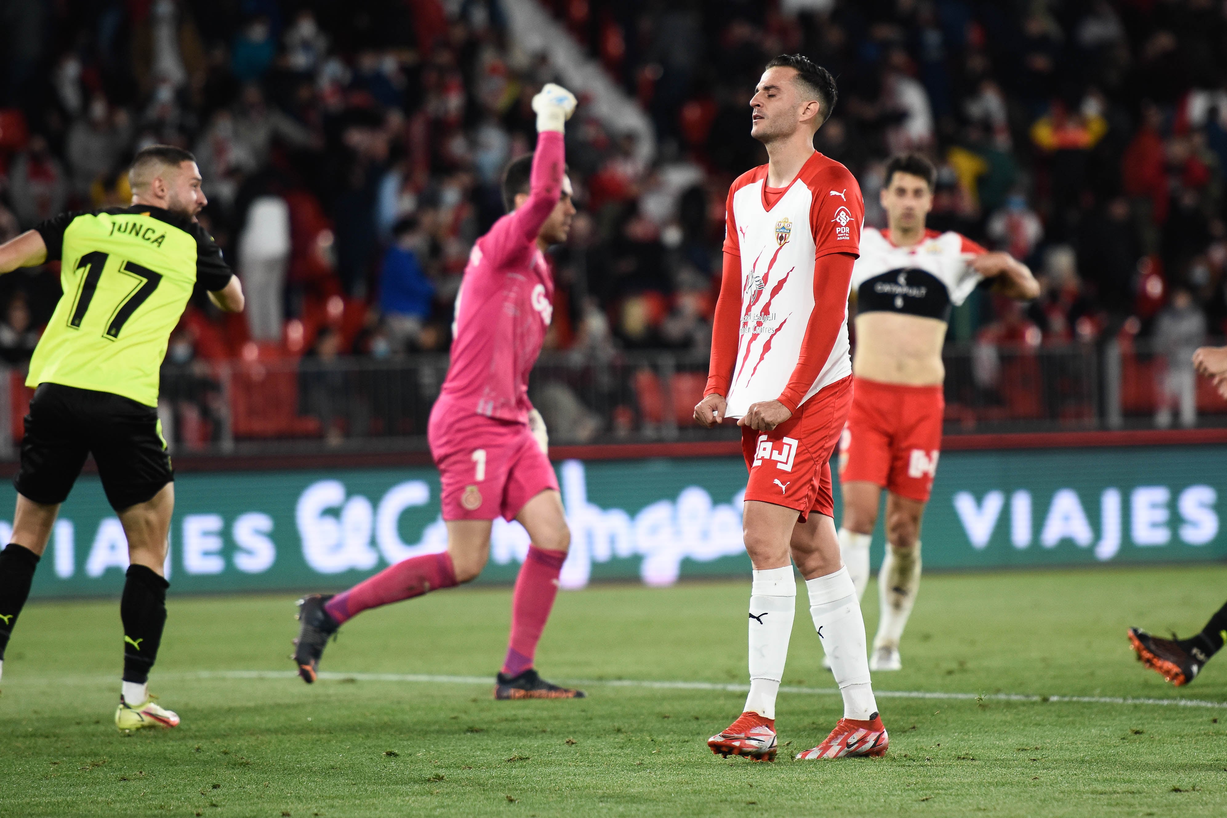 Juan Villar se estira la camiseta tras fallar el penalti.