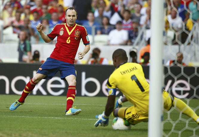 Iniesta tira a puerta en el partido ante Nigeria